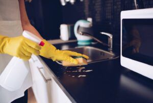 Hướng dẫn cách vệ sinh tủ bếp Acrylic chuẩn Bền và Đẹp