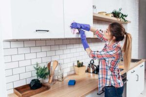 Cách vệ sinh tủ bếp gỗ công nghiệp